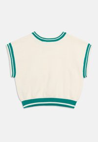 Εκρού πλεκτό αμάνικο τοπ με ριμπ λαιμόκοψη, μανσέτες και τελείωμα σε ριγέ τυρκουάζ και λευκό, απλωμένο επίπεδα σε λευκό φόντο.