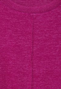 Tissu texturé fuchsia présentant un col côtelé et une couture centrale. Le matériau a un léger motif chiné.