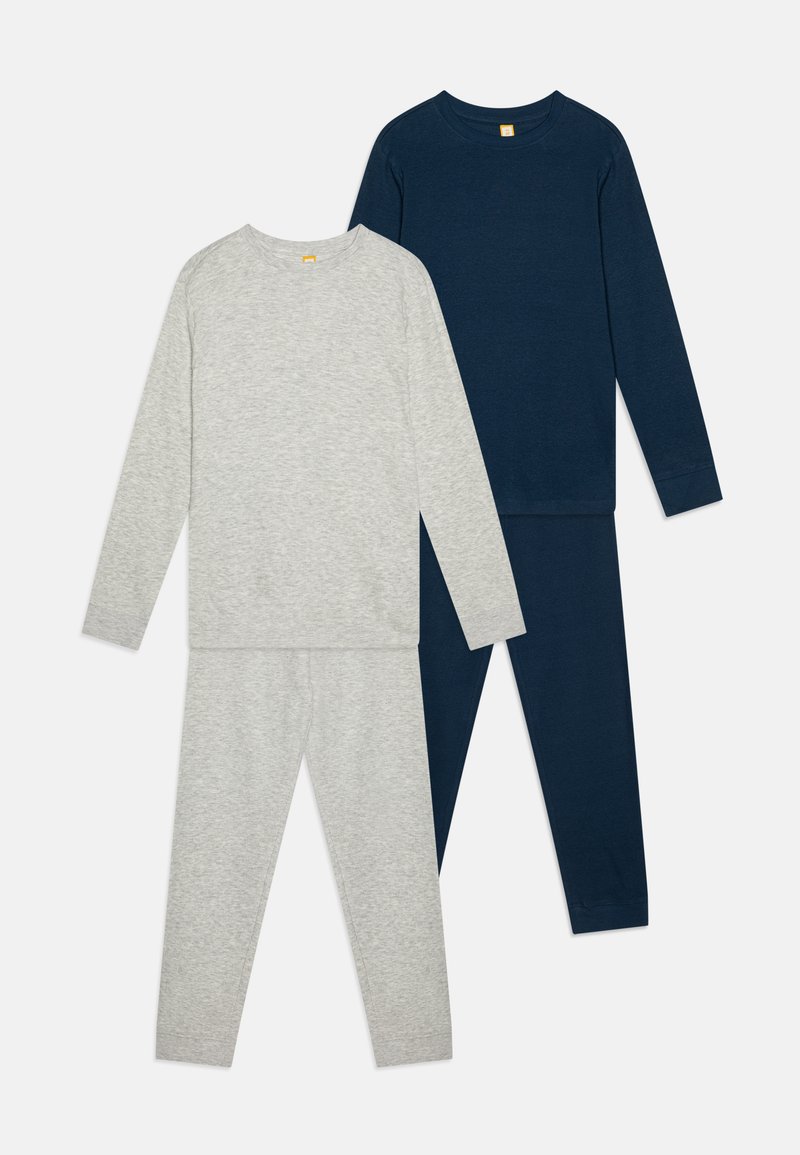 Twee sets met lange mouwen tops en broeken. Eén set is lichtgrijs, de andere is donker marineblauw. Gemaakt van een zachte, gestructureerde stof met geribde manchetten.