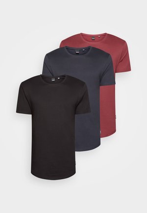 Drie t-shirts met korte mouwen: één zwart, één marineblauw, één bordeauxrood. Katoenen stof, ronde hals en rechte zoom. Minimale branding aan de zijkant.