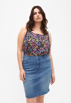 Bloemen top met een zwarte achtergrond waarop kleurrijke bloemen staan, gecombineerd met een blauwe denim kokerrok met voorzakken en riemlussen.