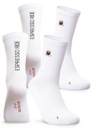 Weiße Crew-Socken mit dem Schriftzug "ESPRESSO RIDE" auf der Rückseite und einer kleinen Espresso-Tassen-Illustration an der Seite nahe oben.