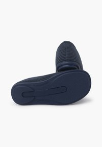 Granatowe buty wsuwane z prążkowanym tekstylnym wierzchem, okrągłym obcasem i teksturowaną gumową podeszwą. Odpowiednie do noszenia na co dzień. Wyprodukowano w Hiszpanii.