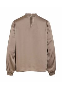 Blouse en satin marron clair à manches longues, poignets froncés et col dos en forme de goutte avec fermeture par bouton.