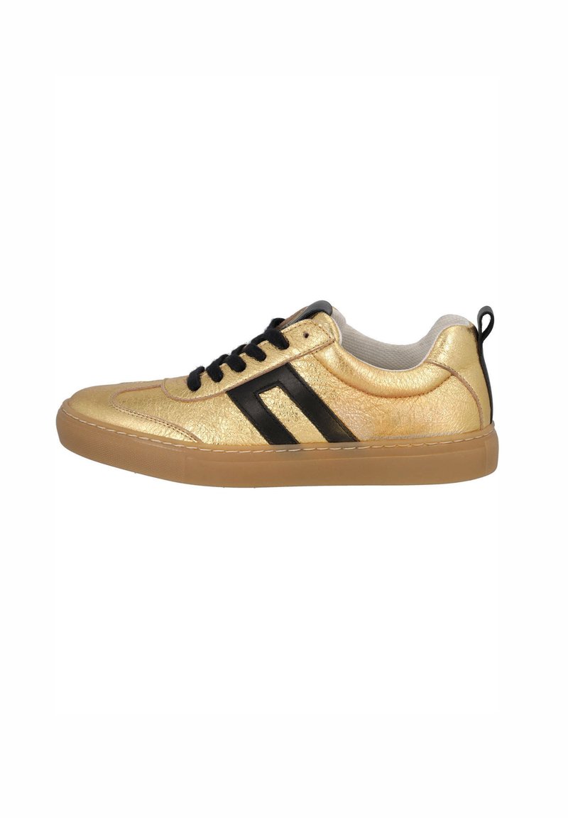 Sneaker dorato con strisce nere, superficie testurizzata, suola in gomma, chiusura con lacci e collo imbottito. Presenta un piccolo tassello per il tallone.