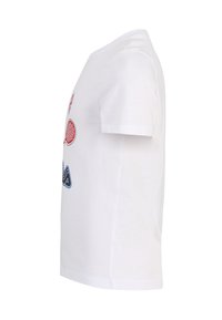 Camiseta blanca de algodón con mangas cortas, que presenta gráficos de accesorios rojos y azules en la parte delantera. Diseño simple de cuello redondo.