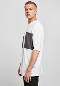 Urban Classics BIG DOUBLE POCKET TEE - T-shirts med print - white asphalt