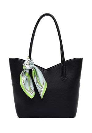 Zwarte leren totebag met lange handvatten en een lichtblauw-groen patroon sjaal vastgeknoopt aan één handvat.