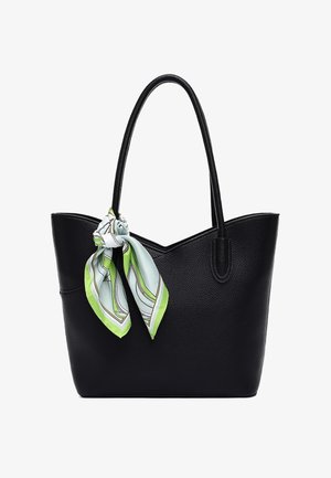 Zwarte leren totebag met lange handvatten en een lichtblauw-groen patroon sjaal vastgeknoopt aan één handvat.
