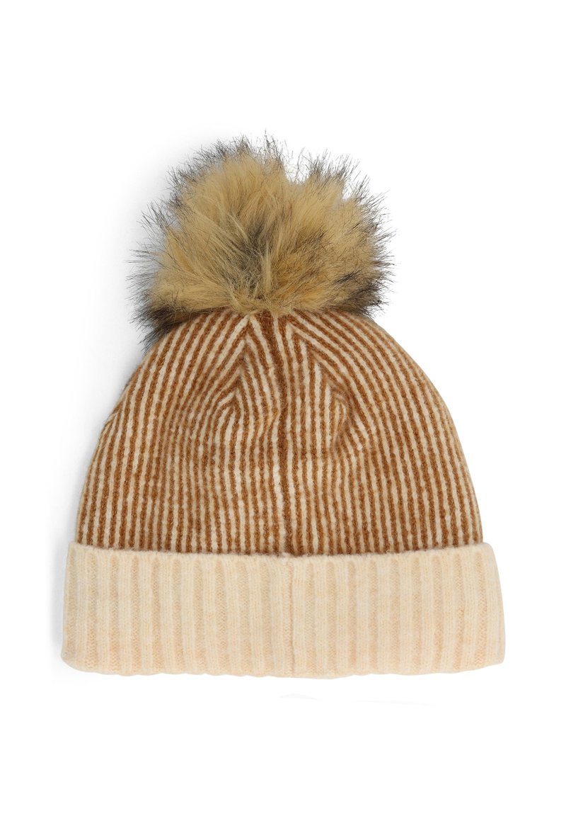 Berretto a maglia in marrone e crema con righe verticali, caratterizzato da un pompon in peluche marrone chiaro sulla sommità e un risvolto a costine alla base.