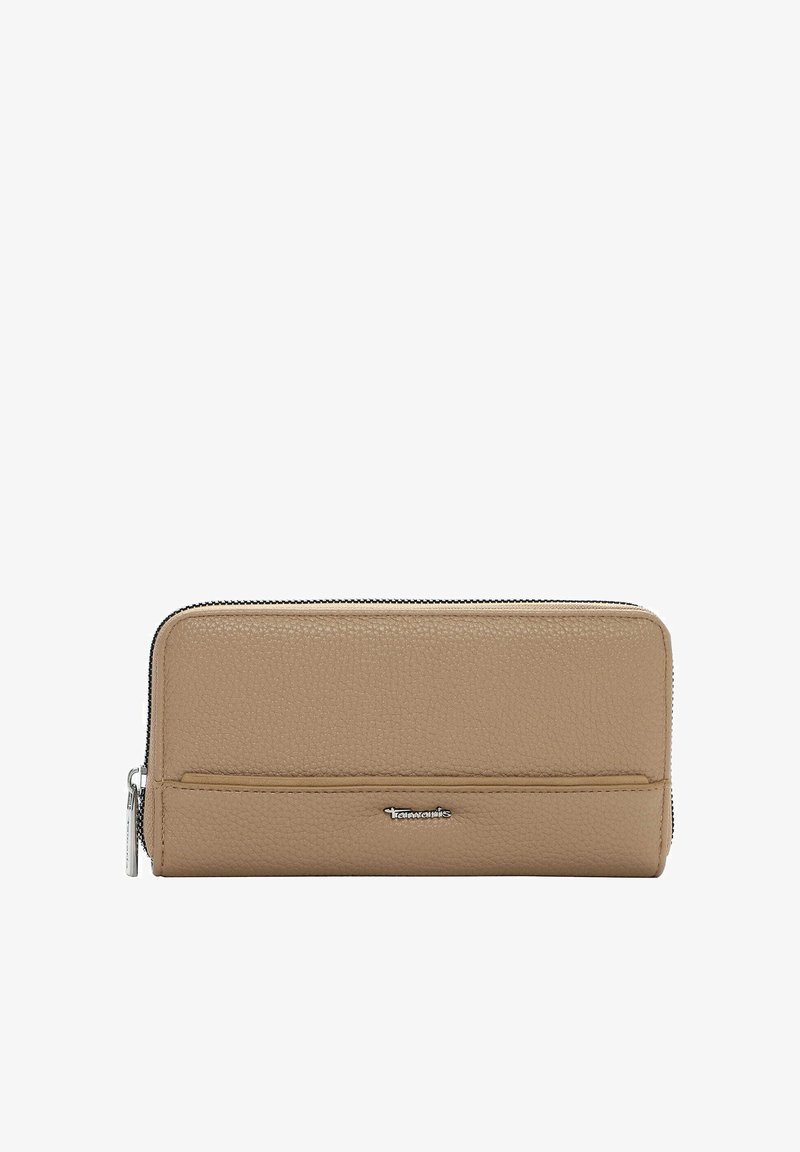 Cartera de cuero color marrón claro con acabado texturizado, cierre con cremallera alrededor, bolsillo frontal y adorno con logo en metal plateado.