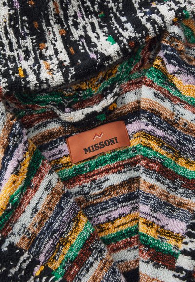 Tessuto lavorato a maglia con motivi a strisce colorate in nero, verde, viola e arancione. Presenta un'etichetta in pelle marrone con la scritta "MISSONI" in testo nero.
