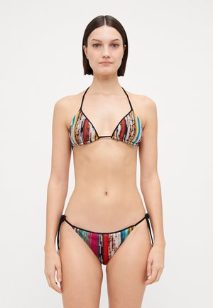 Bikini con un patrón de rayas multicolores, hecho de un tejido texturizado con ribetes negros. Diseño de parte superior triangular y parte inferior con atado a los lados.