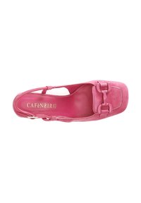 Chaussure à talon haut en daim rose avec un bout carré, des découpes latérales et un accent de boucle brillant. L'intérieur présente une doublure rose lisse.