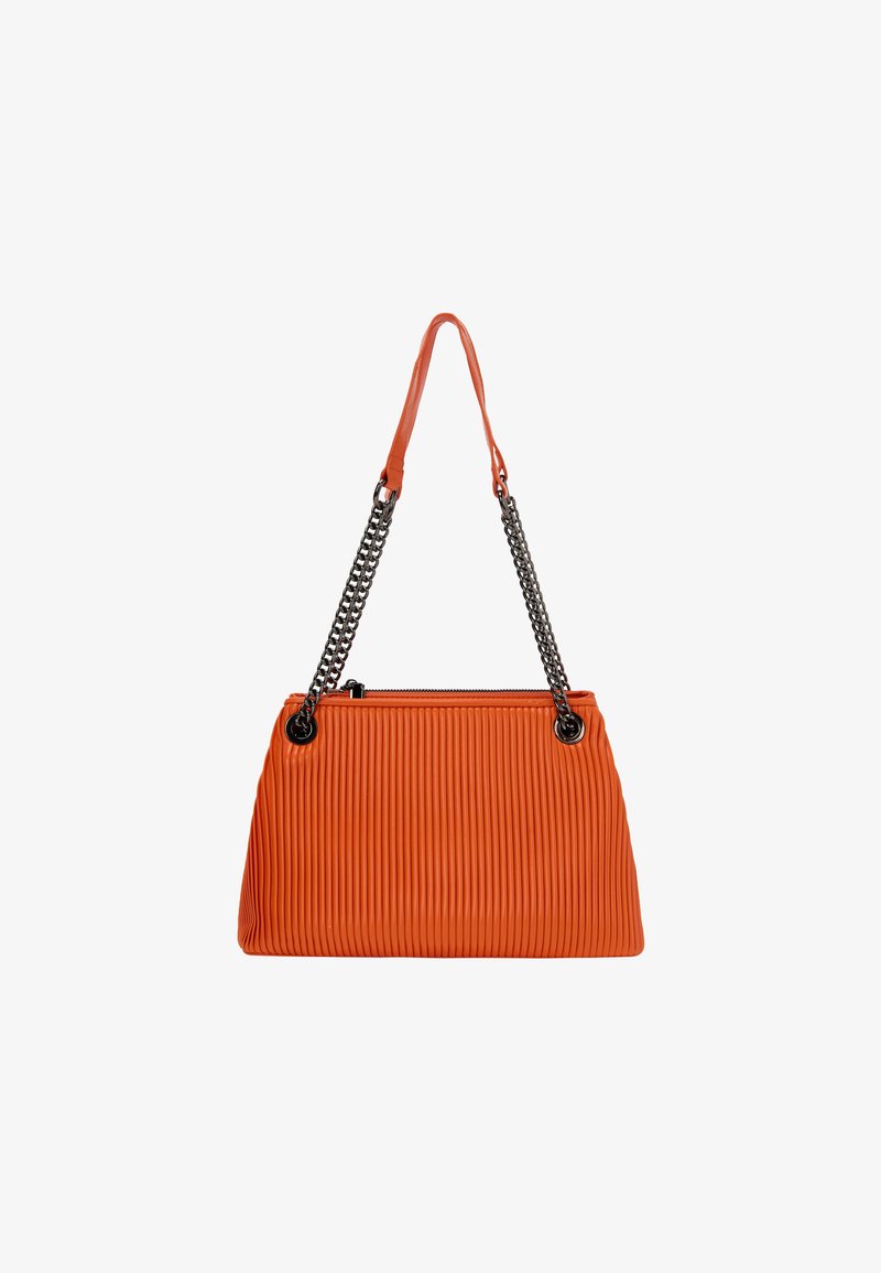 Narancssárga plisézett kézi táska fekete lánccal és bőr fogantyúval. Cipzáras teteje és texturált felülete van. Kompakt, téglalap alakú.