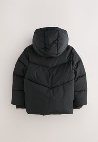 Veste d'hiver matelassée noire avec capuche, manches longues et coutures chevron discrètes dans le dos.