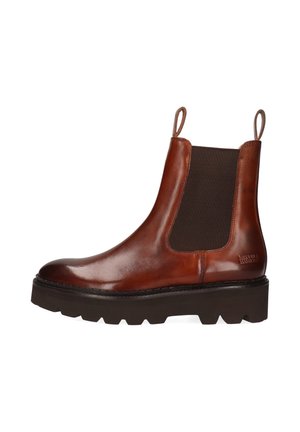 Bota Chelsea de cuero marrón con paneles laterales elásticos y tiradores, con una suela gruesa de goma negra y detalles de costura.