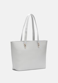 Světle šedá taška přes rameno z texturované kůže se dvěma plochými uchy a zlatými kovovými doplňky. Obdélníkový tvar s uzavřeným horním dílem.