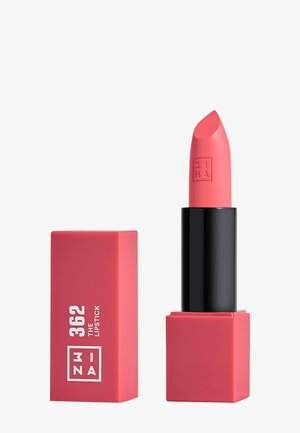 Roze lippenstift in een zwart en roze vierkant tubetje, met een glad, gebogen punt en reliëf merknaam op de verpakking.