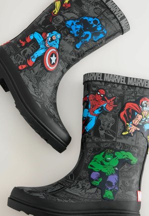 Stivali da pioggia in gomma nera con grafiche dei supereroi Marvel, tra cui Spider-Man e Hulk, sfondo testurizzato a fumetto e suole pronunciate.