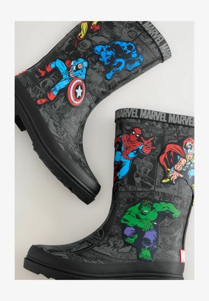 Czarne gumowe kalosze z grafikami superbohaterów Marvela, w tym Spider-Mana i Hulka, z teksturowanym tłem w stylu komiksu oraz wyraźnymi podeszwami.