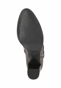 Barna bőr cipő, texturált fekete gumitalppal. Alacsony sarkú, és az outsole-on, a sarok közelében domborított logó található.