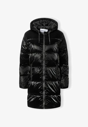 Črn puhovka z sijočo površino, kapuco, zadrgo spredaj in dvema stranskima žepoma. Ima prešite sekcije za izolacijo.