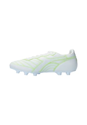 Witte voetbalschoen met lichtgroene stiksels en gevormde noppen, zijaanzicht op een witte achtergrond.