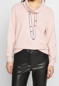Armani Exchange Jersey con capucha - light pink