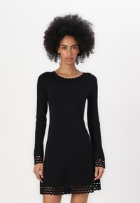 Must mustr Nano sundress mustmustr värvilise ja kujundusega. Must mustr Nano sundress moodustub mustusest mustamist. Mustuse olemasolu valiminud mustused välja jaöökludes lüheneb. Vabamalt leebemasa, Eksin päevane kalla. Kuldsed tila mustrist, mustat ja ülimus رأس maksvad. Ühtlane ja laenius. 