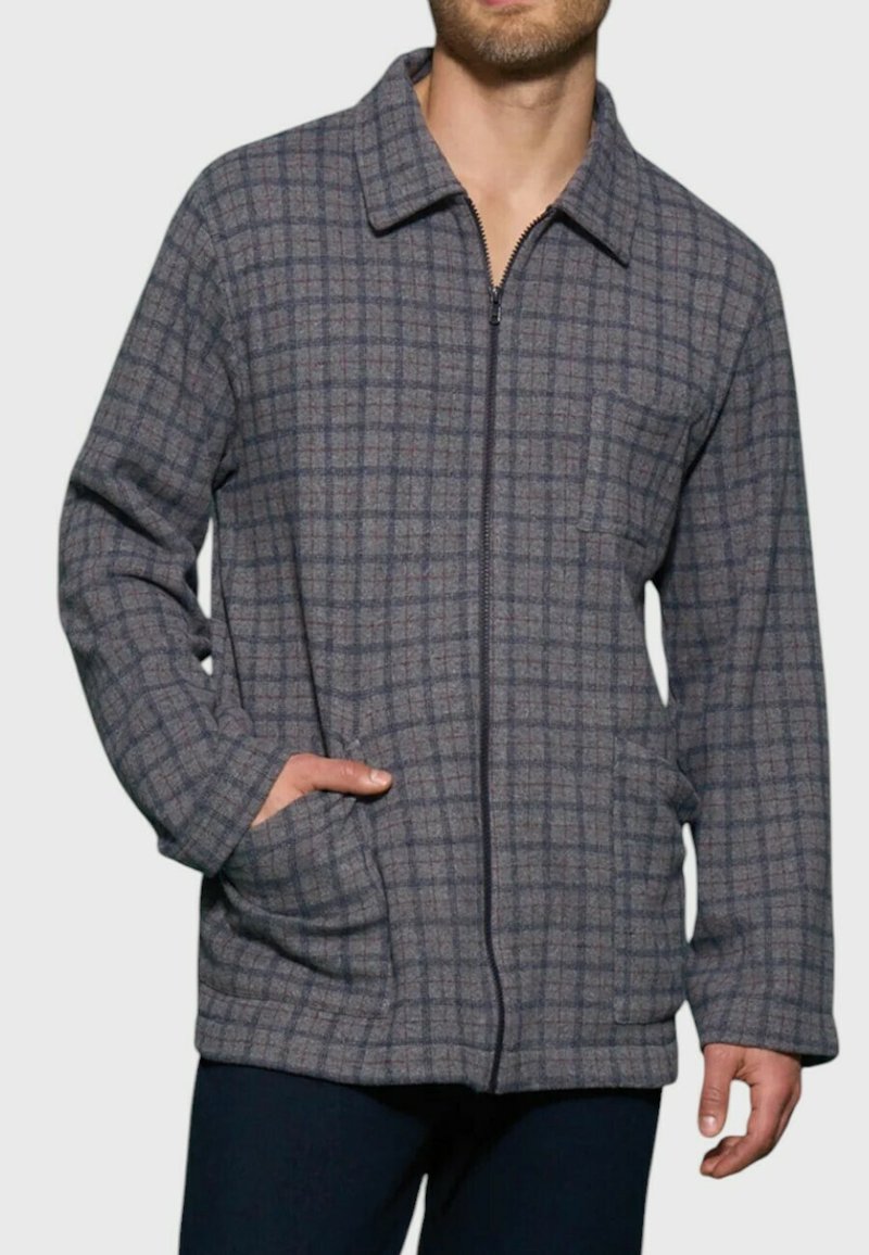 Giacca a quadri grigia con colletto, chiusura con zip, tasche laterali e tessuto testurizzato in un motivo a scacchi. Vestibilità regolare con una tasca sul petto.