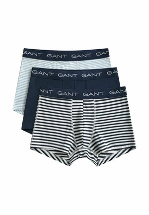 Drie paar herenboxershorts met GANT-logo op de tailleband, in marineblauw effen, lichtblauw gestreept en marineblauw-wit horizontaal gestreept.