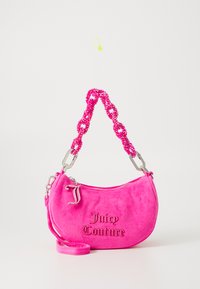 Borsa a tracolla in suede rosa con forma curva, dotata di manico a catena decorato con perline, hardware argentato e dettaglio del logo "Juicy Couture" in rilievo.