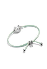 Pulsera ajustable con cuerda verde menta, herrajes de plata y una perla blanca central. Cuenta con una pequeña placa metálica y extremos en forma de bola.