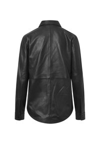Giacca camicia in pelle nera con colletto a punta, maniche lunghe e polsini con bottoni. Texture liscia con cuciture che corrono lungo la schiena.