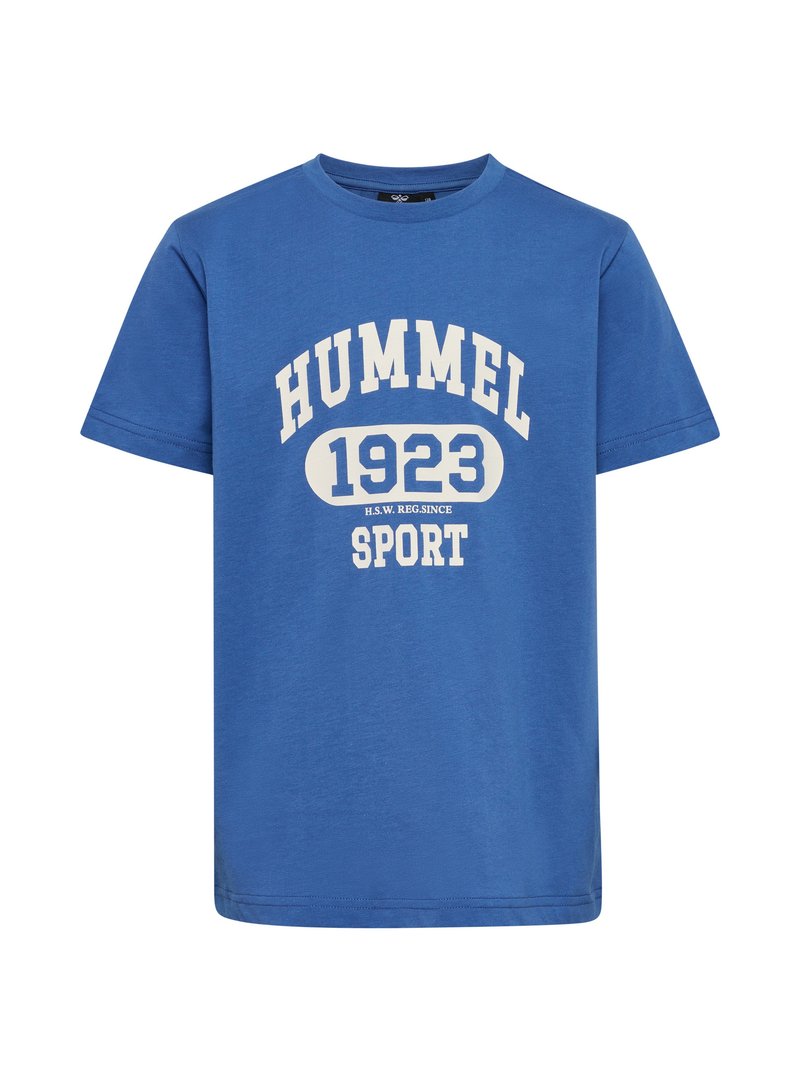 Blå bomulds T-shirt med korte ærmer. Har hvid skrift: "HUMMEL 1923 SPORT" i en fed, atletisk skrifttype. Glat tekstur, normal pasform.