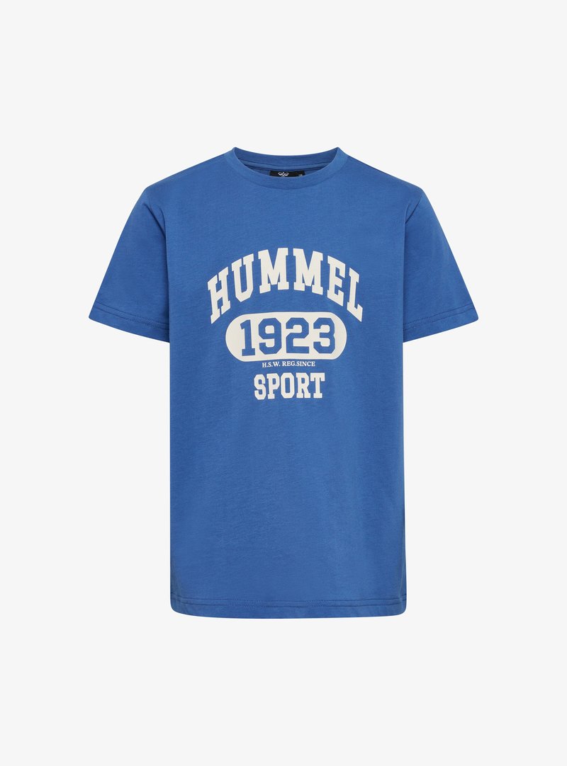 Blå bomullströja med kort ärm. Har vit text: "HUMMEL 1923 SPORT" i ett kraftigt, atletiskt typsnitt. Slät textur, vanlig passform.