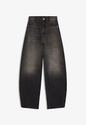 Fekete színű farmernadrág, széles szárú, magas derékkal, klasszikus öt zsebes kialakítással, enyhe kopott hatású textúrával és fém részletekkel.