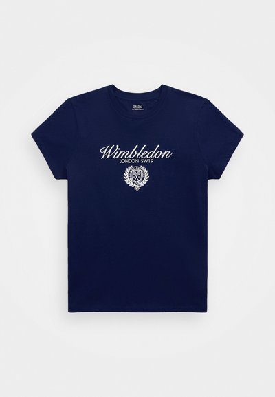 Jūras zila kokvilnas T-krekls ar īsām piedurknēm, ar baltu tekstu "Wimbledon LONDON SW19" un dekoratīvu simbolu ar lauru zariem.