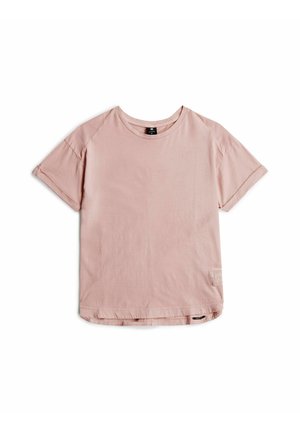 Hellrosa T-Shirt mit kurzen Ärmeln und Rundhalsausschnitt, mit umgeschlagenen Ärmeln und kleinem weißen Logo nahe dem unteren Saum vorne rechts.