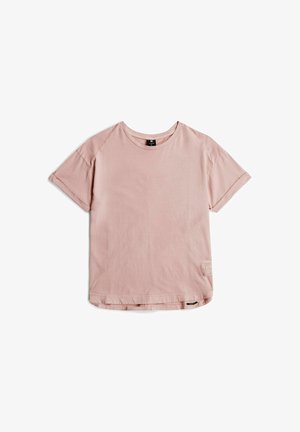 Jasnoróżowy t-shirt z krótkim rękawem i okrągłym dekoltem, z podwiniętymi mankietami rękawów i małym białym logo przy dolnym brzegu na przedniej prawej stronie.