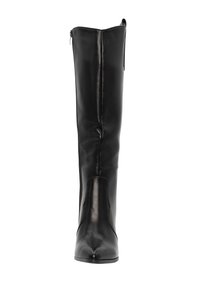 Botín de cuero negro hasta la rodilla con una textura suave, punta afilada y cremallera lateral para facilitar su uso.