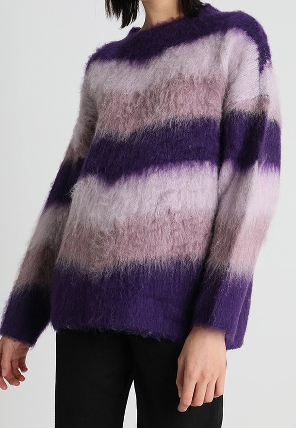 Pull rayé violet avec différentes nuances de violet et de rose. Fabriqué à partir d'un matériau duveteux et texturé. Présente un large col rond et de longues manches.