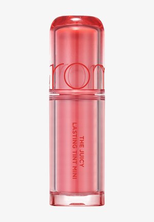 Rosa durchscheinender zylindrischer Lippenfarbbehälter mit der Aufschrift "The Juicy Lasting Tint Mini" vor einem einfachen weißen Hintergrund.