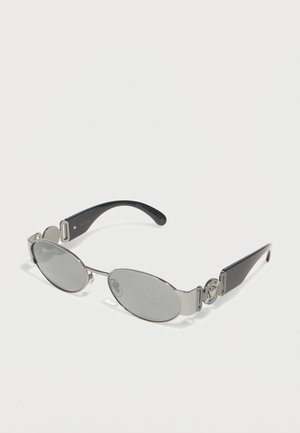 Occhiali da sole ovali con montatura argentata, lenti specchiate e aste nere, con dettagli decorativi del logo argentato sulle stanghette.