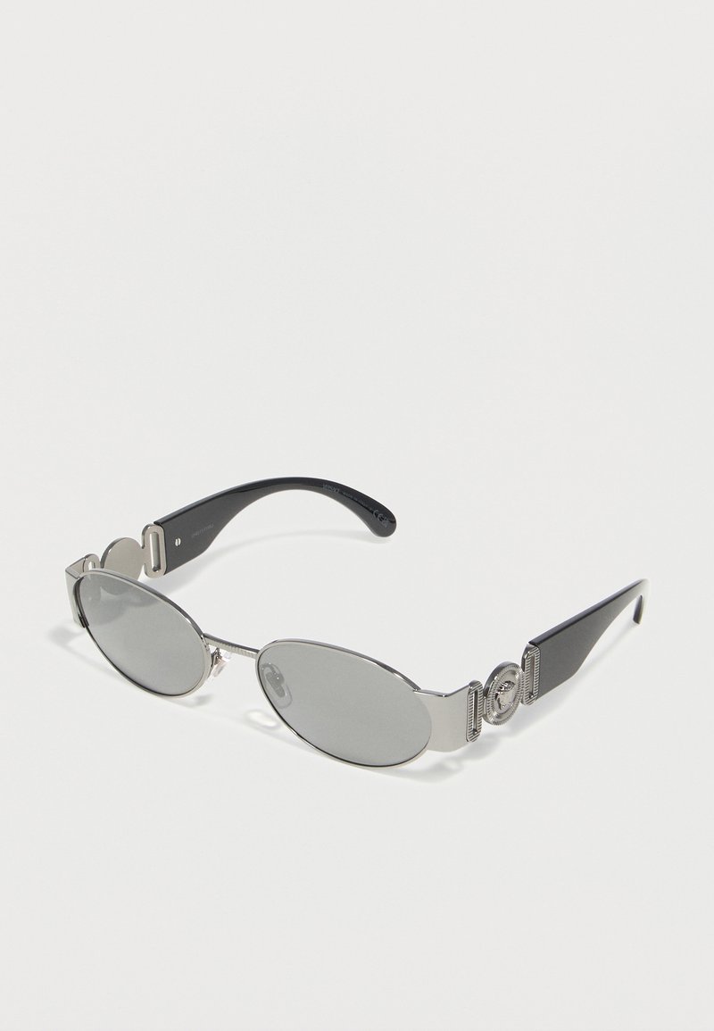 Οβάλ γυαλιά ηλίου με ασημένιο μεταλλικό πλαίσιο, καθρεφτισμένους φακούς και μαύρους βραχίονες, με διακοσμητικές ασημένιες λεπτομέρειες λογοτύπου στους κροτάφους.