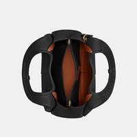 Czarna skórzana torebka z podwójnymi uchwytami, otwarta góra ukazująca brązowe wnętrze, wewnętrzna kieszeń na suwak oraz kieszenie wewnętrzne.