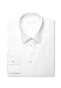Weißes, langärmliges Hemd mit spitzem Kragen und geknöpften Manschetten, ordentlich auf einem weißen Hintergrund gefaltet.