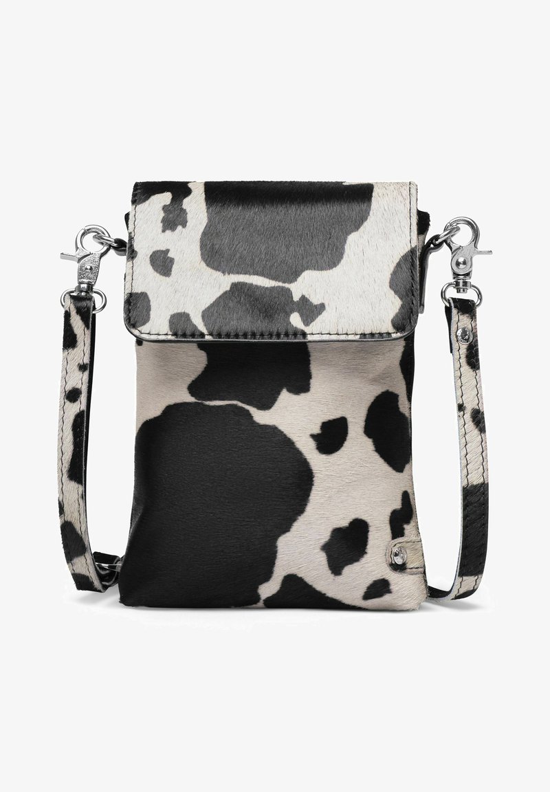 Borsa a tracolla in pelle di mucca con motivo maculato bianco e nero, hardware in tonalità argento, tracolla regolabile e chiusura con pattina.