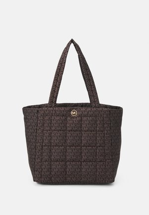 Sac fourre-tout marron foncé avec motif répété "MK", deux bretelles d'épaule et un emblème circulaire doré avec le logo MK au centre avant.